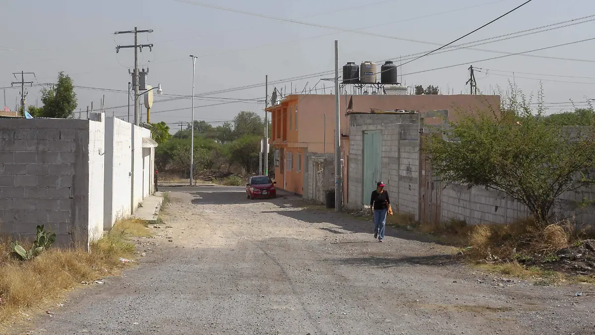 Urge que las calles cuenten con empedrado, ya con la llegada delas lluvias, se complica el tránsito.